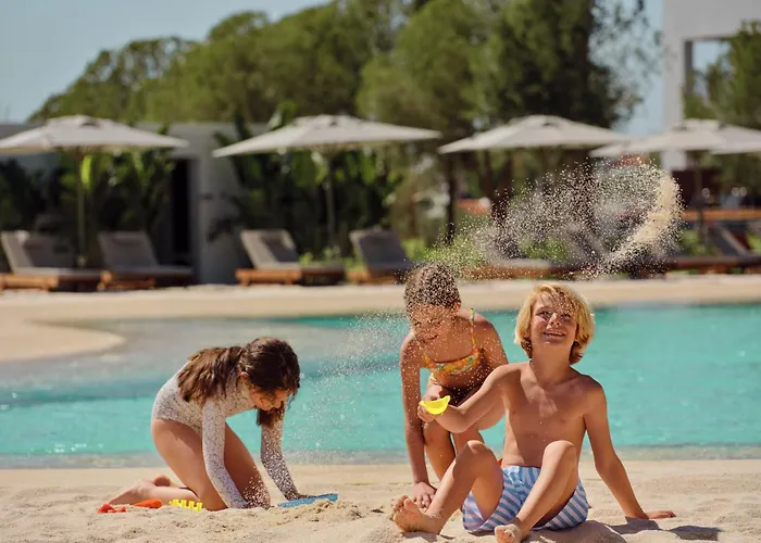 Anda Barut Collection Szálloda 5*